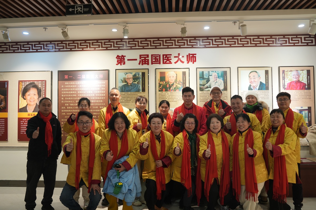 古今老师带领学员们前往张仲景展览馆,缅怀医圣张仲景 古今老师带领学员们前往张仲景展览馆,缅怀医圣张仲景