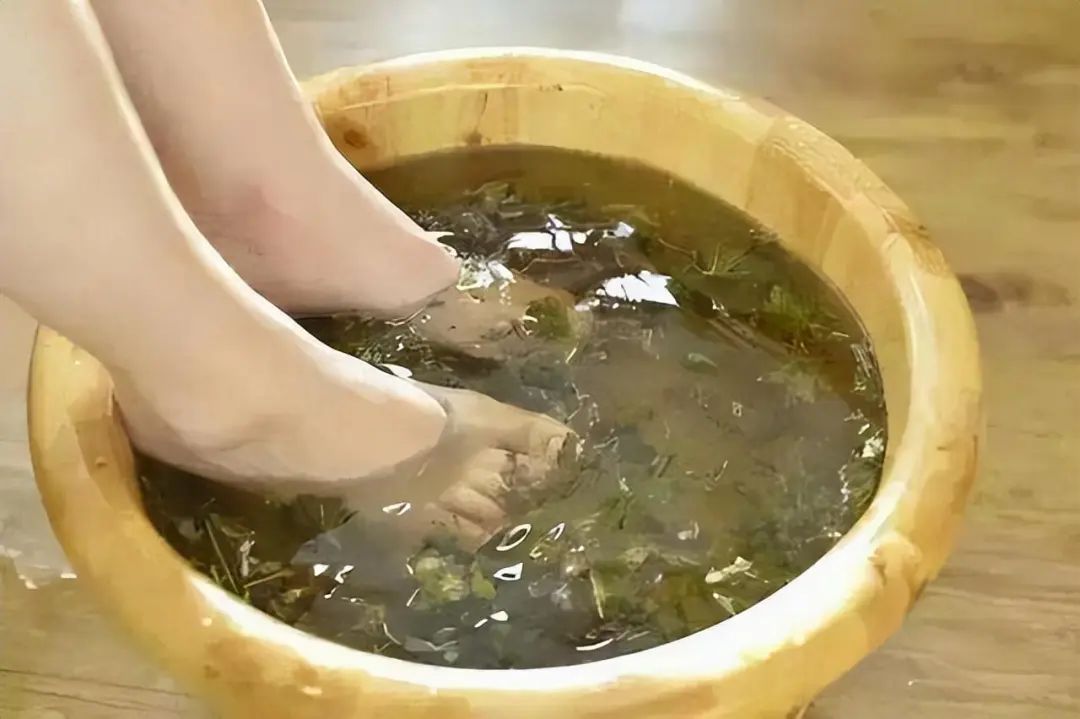 经常在睡前用艾叶泡脚的人,*怎么样了?5个好处或不请自来