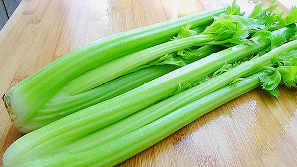 吃光敏性食物（芹菜、苋菜等） 