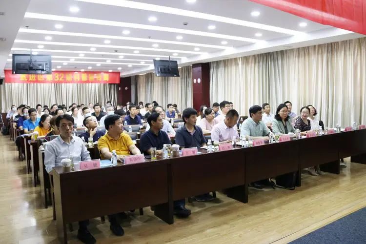 摸摸耳朵就让人重获健康!半路出家的她,凭什么让西医大夫心服口服? 摸摸耳朵就让人重获健康!半路出家的她,凭什么让西医大夫心服口服?