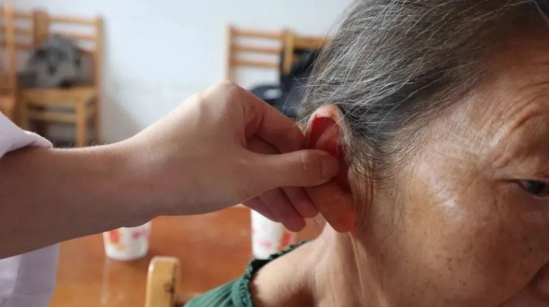 摸摸耳朵就让人重获健康!半路出家的她,凭什么让西医大夫心服口服? 摸摸耳朵就让人重获健康!半路出家的她,凭什么让西医大夫心服口服?